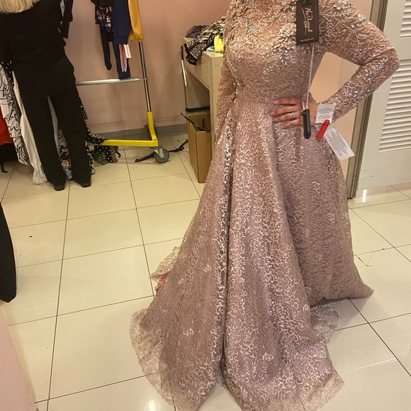 Macduggal Gown size 6 - Picture 5 of 10